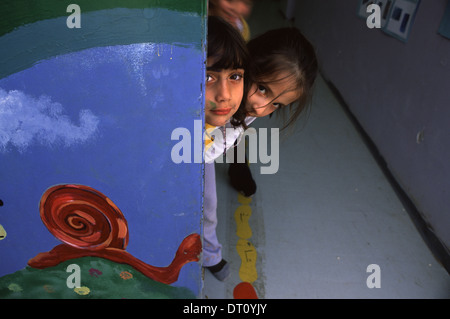 Junge israelische Jüdische und arabische Schülerinnen der 'Hand in Hand' integriert, zweisprachige Hebrew-Arabic Schule für jüdische und arabische Kinder in Jerusalem Israel Stockfoto