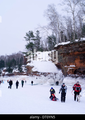 Menschen versammeln, um den Apostel Insel Eishöhlen, Makwike Bay, nahe Bayfield, Wisconsin, an einem kalten Februartag bestaunen. Stockfoto