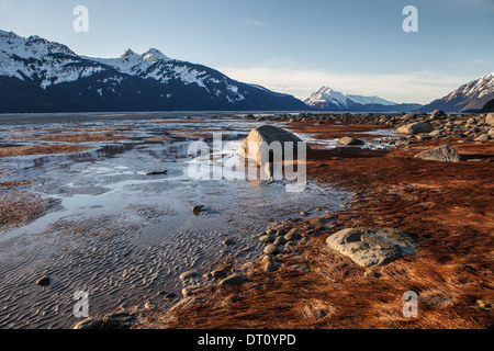 Ein Strand entlang der Chilkat Inlet in Southeast Alaska an einem sonnigen Wintertag abfließende Wasser. Stockfoto