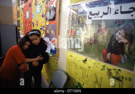 Junge israelische Jüdische und arabische Schülerinnen der 'Hand in Hand' integriert, zweisprachige Hebrew-Arabic Schule für jüdische und arabische Kinder in Jerusalem Israel Stockfoto