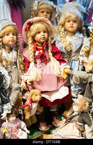 Traditionelle Puppen und Teddys auf Verkauf im Geschenkehaus-Shop in der Stadt von Seefeld in Tirol, Österreich Stockfoto