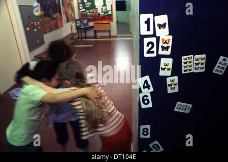 Junge israelische Jüdische und arabische Schülerinnen spielen in 'Hand in Hand' integriert, zweisprachige Hebrew-Arabic Schule für jüdische und arabische Kinder in Jerusalem Israel Stockfoto