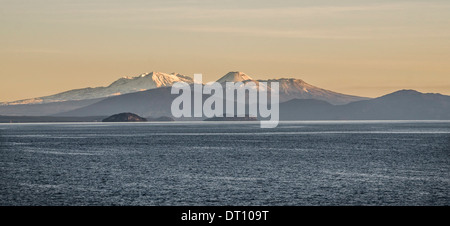 Lake Taupo bei Sonnenuntergang mit Blick auf Tongariro-Nationalpark und Mount Doom Stockfoto