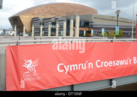 Ansicht des Millennium centre Cardiff mit walisischen Drachen und Cardiff Logos und Zeichen Stockfoto