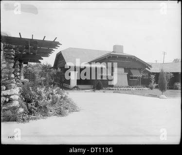 Ein Foto, das das Äußere eines kalifornischen Bungalows in der East Colorado Street in Pasadena, Kalifornien, zeigt, aufgenommen im Jahr 1916. Stockfoto