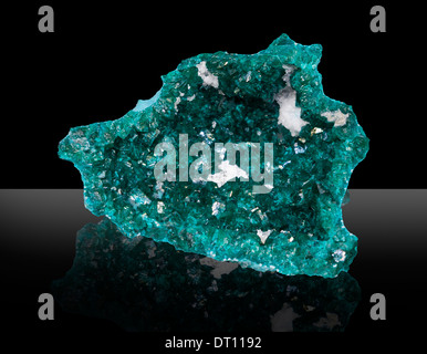 Dioptase ist eine intensive Smaragd-grün bis bläulich-grün Kupfer Cyclosilicate Mineral. Es ist durchsichtig bis durchscheinend. Stockfoto