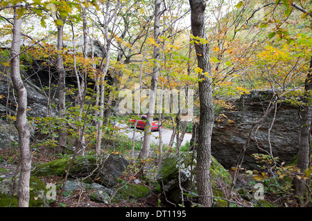 Blick auf die Spitze des Smugglers' Notch (VT 108) durch anmutige Bäume auf der Westseite der Straße in Green Mountains in Vermont die. Stockfoto