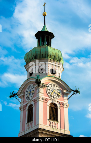 Barockstil 17. Jahrhundert Uhr Turm der Spitalskirche in der Maria-Theresien-Straße in Innsbruck, Tirol, Österreich Stockfoto