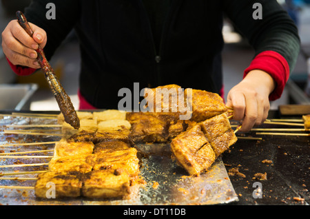 Stinky Tofu ist eine lokale street Food Favorit in Taiwan. Stockfoto