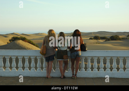 Junge Urlauber, die die Sanddünen von Maspalomas an der Südküste der Insel Gran Canaria, einer der Kanarischen Inseln Spaniens, bestaunen Stockfoto