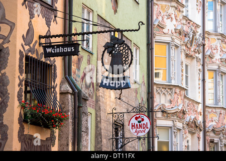 Traditionelle Tiroler kunstvoller Architektur in Innsbruck in Tirol, Österreich Stockfoto