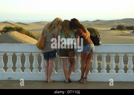 Junge Urlauber in den Sanddünen von Maspalomas an der Südküste der Insel Gran Canaria, einer der Kanarischen Inseln Spaniens Stockfoto