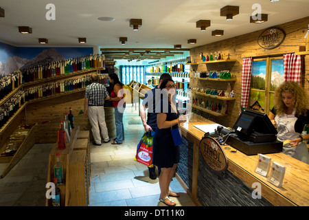 Tirol Geniessen shop Verkauf von Schnaps und Liköre in der Hofgasse Street in Innsbruck in Tirol, Österreich Stockfoto