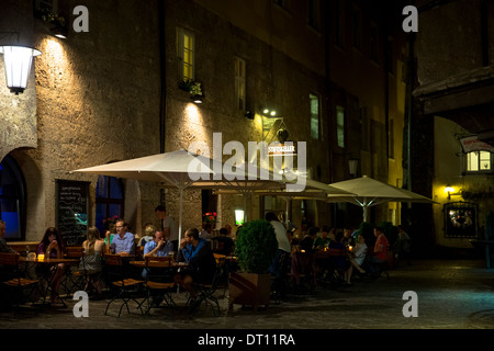 Menschen trinken Bier im Stiftskeller Bierkeller in Stiftgasse in der Nähe von Herzog Friedrich-Straße in Innsbruck in Tirol-Österreich Stockfoto