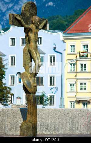 Statue von Christus und traditionelle Tiroler kunstvoller Architektur am Inn in Innsbruck in Tirol, Österreich Stockfoto