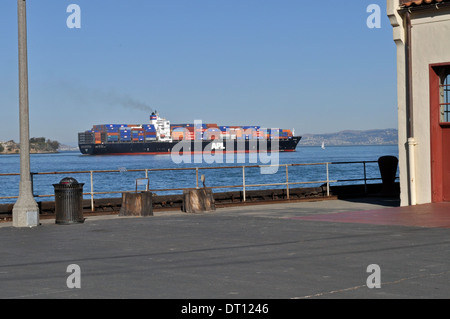 Container-Frachtschiff Segel in die Bucht von San Francisco Stockfoto