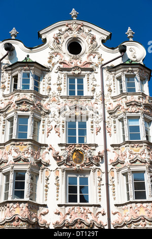 Rokoko-Barock Stil Tiroler Architektur des Holblinghaus in der Herzog-Friedrich-Straße in Innsbruck, Tirol, Österreich Stockfoto