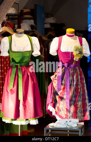 Traditionelle Tiroler Dirndl Kleider im Schaufenster in der Herzog-Friedrich-Straße in Innsbruck in Tirol, Österreich Stockfoto