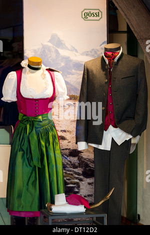 Traditionelle Tiroler Anzug und Dirndl Kleid im Schaufenster in der Herzog-Friedrich-Straße in Innsbruck in Tirol, Österreich Stockfoto