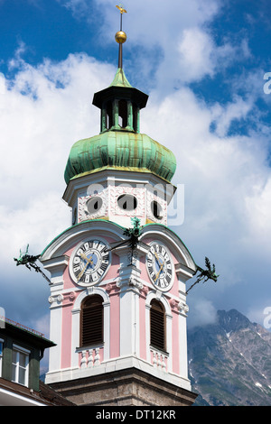 Barockstil 17. Jahrhundert Uhr Turm der Spitalskirche in der Maria-Theresien-Straße in Innsbruck, Tirol, Österreich Stockfoto