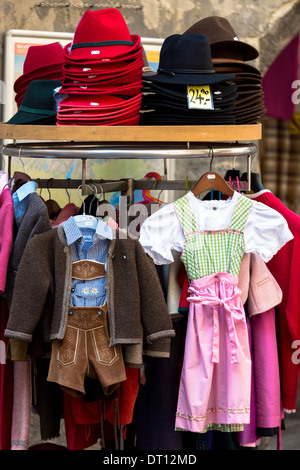 Traditionelle Tiroler Dirndl Kleid und Lederhosen Outfit in Schaufenster in Hofgasse in Innsbruck, Tirol, Österreich Stockfoto