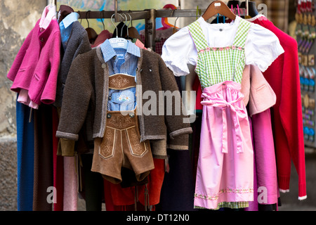 Traditionelle Tiroler Dirndl Kleid und Lederhosen Outfit in Schaufenster in Hofgasse in Innsbruck, Tirol, Österreich Stockfoto