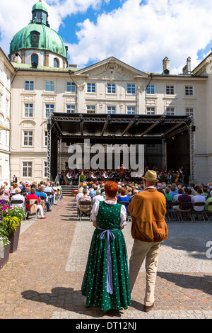 Promenaden-Konzert von Strauss und Wagner in der Hofburg im Innenhof der kaiserlichen Hofburg in Innsbruck, Tirol, Österreich Stockfoto