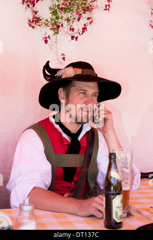 Junger Mann mit Handy beim Bierfestival im Dorf von Klais in Bayern, Deutschland Stockfoto