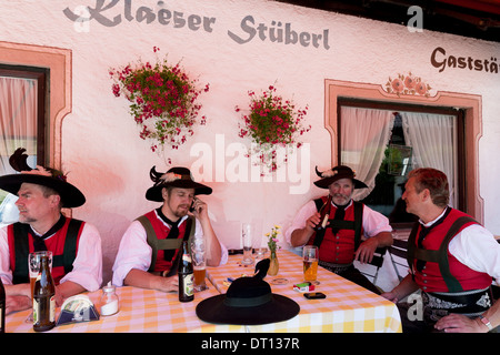 Gruppe von Männern beim Bierfestival im Dorf von Klais in Bayern, Deutschland Stockfoto