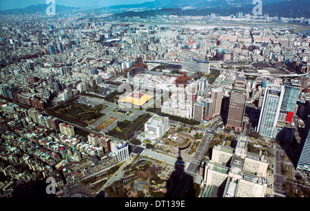 Taipei, mit der Sun Yat Sen Memorial, von der Spitze des Wolkenkratzers Taipei 101 gesehen. Stockfoto