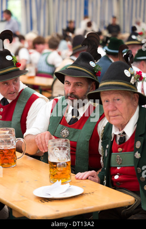 Dorfbewohner beim Bierfestival im Dorf von Klais in Bayern, Deutschland Stockfoto