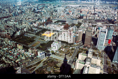 Taipei, mit der Sun Yat Sen Memorial, von der Spitze des Wolkenkratzers Taipei 101 gesehen. Stockfoto