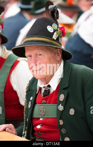 Dorfbewohner beim Bierfestival im Dorf von Klais in Bayern, Deutschland Stockfoto