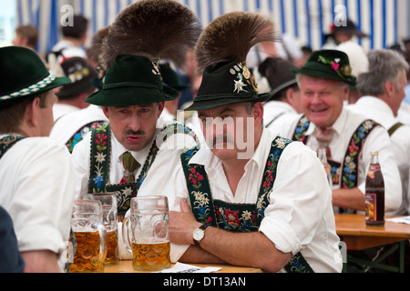 Dorfbewohner beim Bierfestival im Dorf von Klais in Bayern, Deutschland Stockfoto