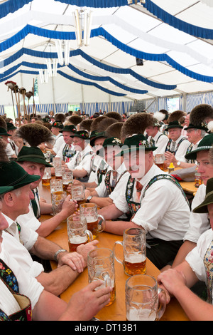 Dorfbewohner beim Bierfestival im Dorf von Klais in Bayern, Deutschland Stockfoto