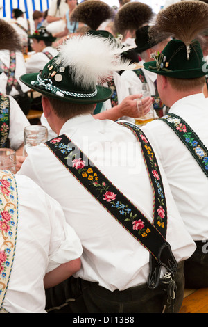 Dorfbewohner beim Bierfestival im Dorf von Klais in Bayern, Deutschland Stockfoto