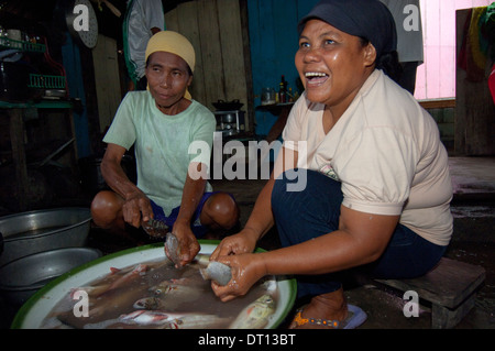 Einheimische, die Zubereitung von Fisch zu essen, Halmahera, Molukken, Indonesien Stockfoto