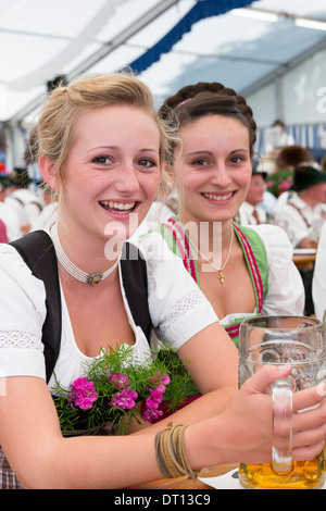 Junges Mädchen mit Dorfbewohnern beim Bierfestival im Dorf von Klais in Bayern, Deutschland Stockfoto
