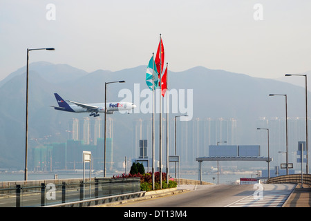 FedEx Jet landet auf dem internationalen Flughafen Hong Kong, China. Stockfoto