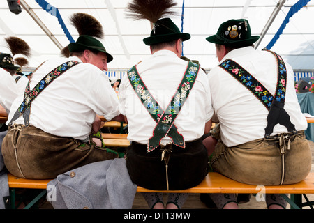 Dorfbewohner beim Bierfestival im Dorf von Klais in Bayern, Deutschland Stockfoto