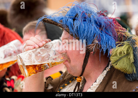 Dorfbewohner in Tracht beim Bierfestival im Dorf von Klais in Bayern, Deutschland Stockfoto