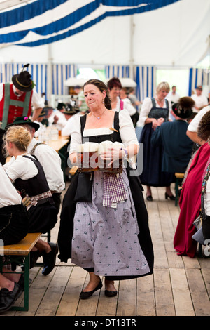 Frau im Kostüm als servieren Dirne bei Bier-Festival in das Dorf von Klais in Bayern, Deutschland Stockfoto