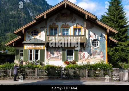 Tourist Fotos bemalte Fassade des Grimms Märchen Rotkäppchen in Oberammergau in Bayern, Deutschland Stockfoto