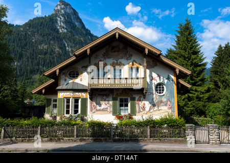 Bemalte Fassade des Grimms Märchen von Rotkäppchen im Dorf Oberammergau in Bayern, Deutschland Stockfoto