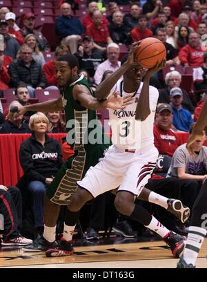 Cincinnati, OH, USA. 2. Februar 2014. Cincinnati Bearcats vorwärts Shaquille Thomas (3) steuert den Ball bei einem NCAA Basketball-Spiel zwischen der South Florida Bulls und die Cincinnati Bearcats am fünften dritten Arena. Die Cincinnati Bearcats besiegte der South Florida Bulls 50-45. © Csm/Alamy Live-Nachrichten Stockfoto