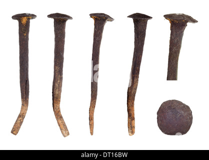 Satz von traditionelle, handgefertigte, rostig, korrodierte, alte, große Nägel isoliert auf weißem Hintergrund. Stockfoto
