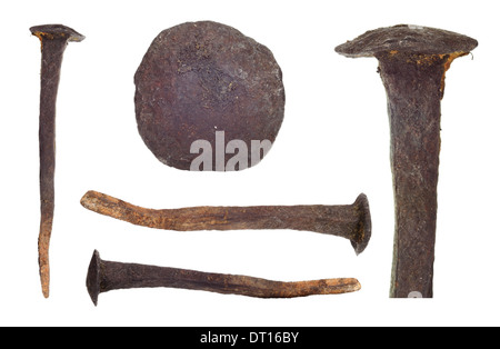Satz von traditionelle, handgefertigte, rostig, korrodierte, alte, große Nägel isoliert auf weißem Hintergrund. Stockfoto