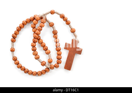 Hölzerne schlicht Rosenkranz auf weißem Hintergrund. Gebetskette verwenden, um die Wiederholungen der Gebete - Rosenkranz der Jungfrau Maria zählen. Stockfoto