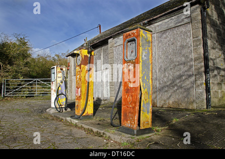 Alte Zapfsäulen auf einer verlassenen Tankstelle Stockfoto