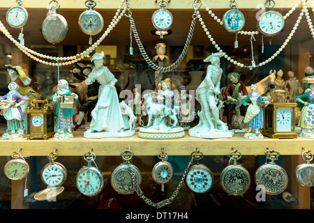 Porzellanfiguren, Uhren und Taschenuhren auf dem Display an Bordhin Antiquitätengeschäft in der Burgstraße in München, Bayern, Deutschland Stockfoto
